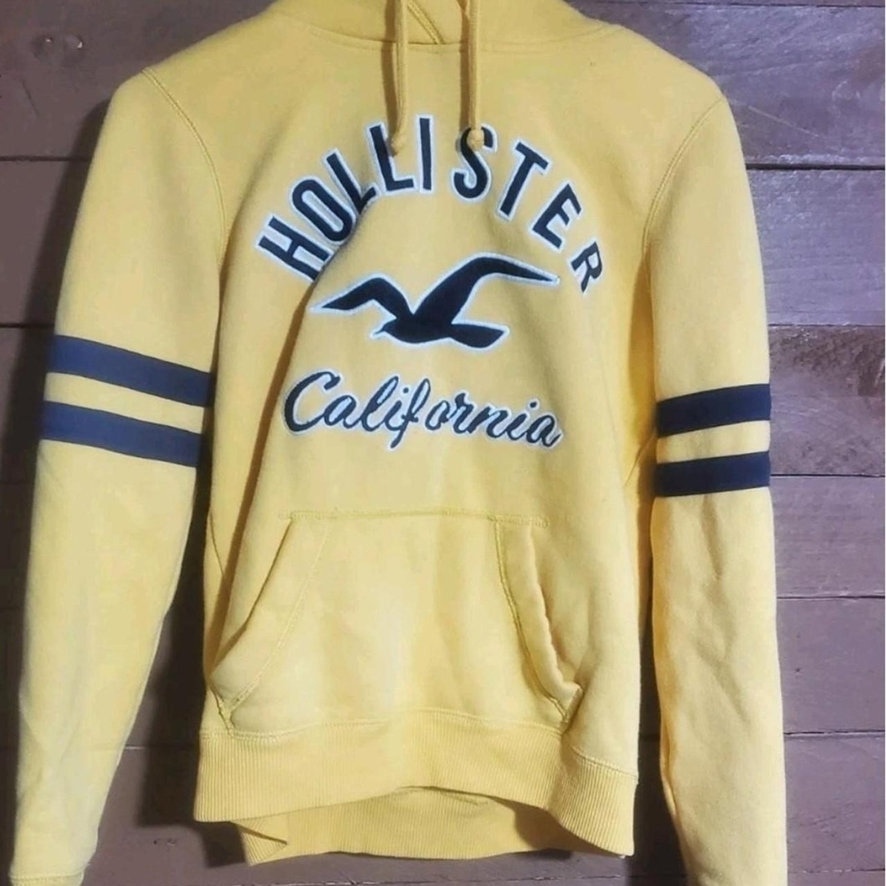 Hollister Men's Yellow Hoodie with Navy Accents